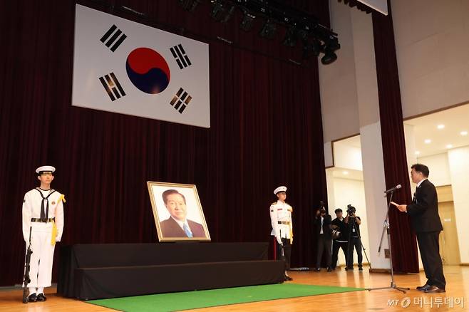 [서울=뉴시스] 김진아 기자 = 우원식 국회의장이 18일 오전 서울 동작구 국립서울현충원 현충관에서 열린 김대중 대통령 서거 16주기 추모식에서 추모사를 하고 있다. (공동취재) 2025.08.18. photo@newsis.com /사진=류현주