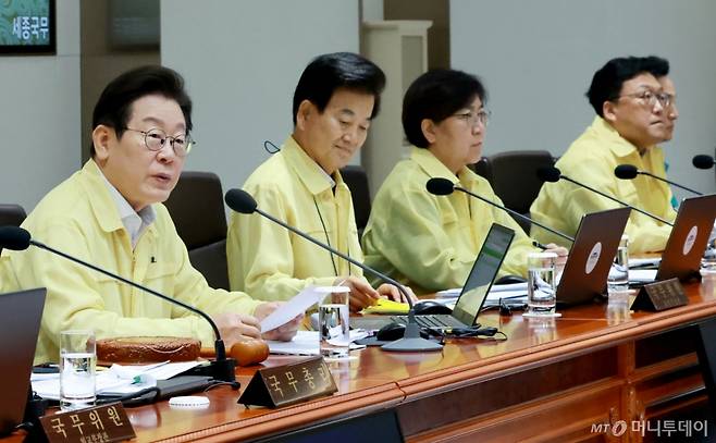 [서울=뉴시스] 고범준 기자 = 이재명 대통령이 18일 서울 용산 대통령실 청사에서 열린 제1회 을지국무회의 및 제37회 국무회의에서 발언하고 있다. (대통령실통신사진기자단) 2025.08.18. bjko@newsis.com /사진=