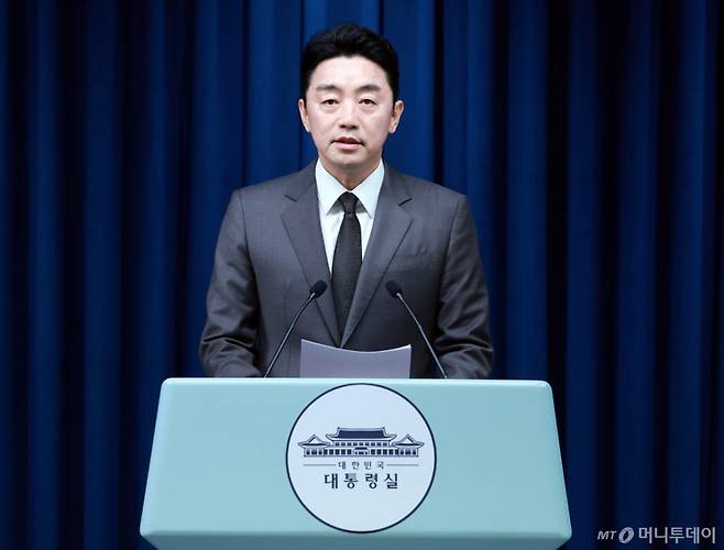 [서울=뉴시스] 고범준 기자 = 강훈식 비서실장이 13일 서울 용산 대통령실 청사에서 장관급 인선 관련 브리핑을 하고 있다. 2025.08.13. bjko@newsis.com /사진=고범준