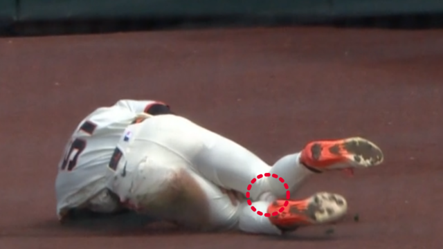 샌프란시스코 자이언츠의 이정후가 18일 오전(한국시간) 탬파베이 레이스와의 홈경기에서 4회 초 포구 시 튀어 나간 공을 양 무릎을 오므려 잡아내고 있다.  MLB 중계화면 캡처