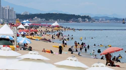 황금연휴 마지막 날인 지난 17일 강원 강릉시 경포해수욕장에서 피서객들이 막바지 피서를 즐기고 있다. 연합뉴스