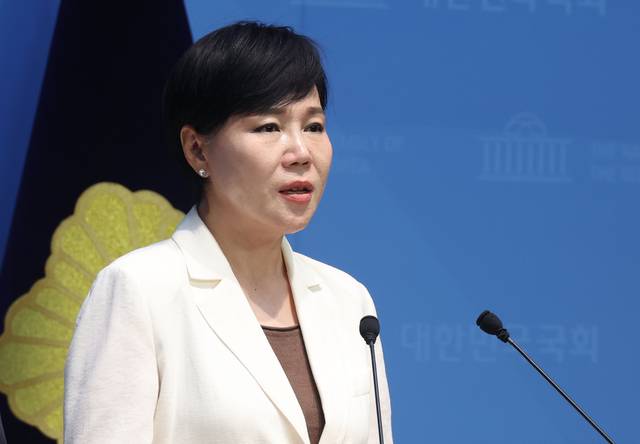 전현희 더불어민주당 최고위원이 13일 오전 서울 여의도 국회 소통관에서 열린 민주당 정치테러대책위원회 기자회견에서 발언을 하고 있다. 뉴시스