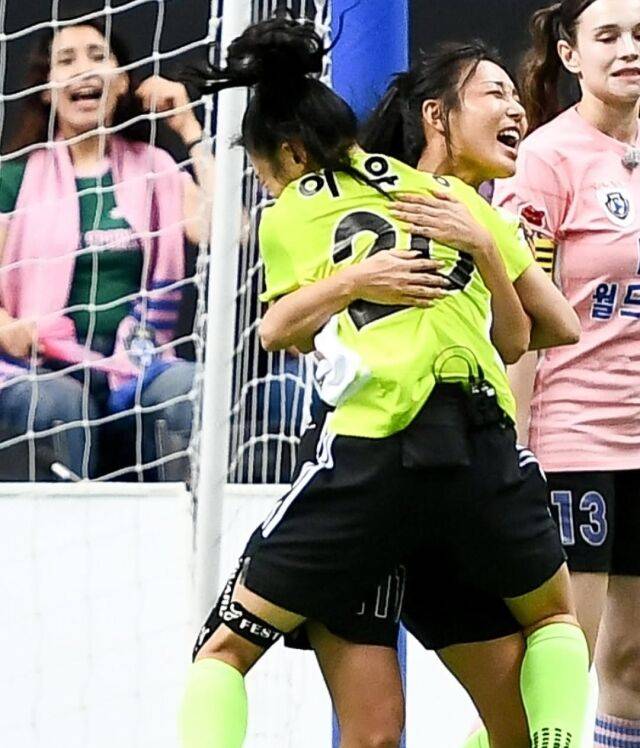 FC탑걸 유빈이 득점 후 동료 이유정을 끌어안고 포효하고 있다. /유빈 소셜미디어