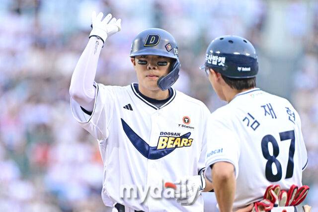 6일 서울 잠실야구장에서 열린 '2025 신한 SOL BANK KBO리그' KT 위즈와 두산 베어스 경기. 두산 박준순이 4회말 2사에 안타를 친 후 기뻐하고 있다./마이데일