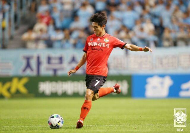 대구FC와의 8강전에서 슈팅을 시도하는 강원FC 김대원./대한축구협회