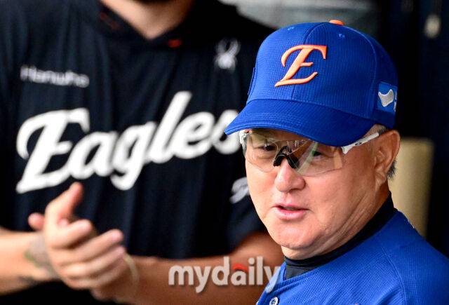 2025년 8월 9일 오후 서울 잠실구장에서 열린 '2025 신한 SOL뱅크 KBO 리그' 한화 이글스와 LG 트윈스의 경기 한화 김경문 감독이 선수들과 이야기를 하고 있다./마이데일리