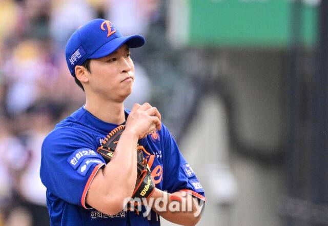 2025년 8월 9일 오후 서울 잠실구장에서 열린 '2025 신한 SOL뱅크 KBO 리그' 한화 이글스와 LG 트윈스의 경기 한화 선발투수 엄상백이 2회말 무사 2루서 교체되며 아쉬워하고 있다./마이데일리
