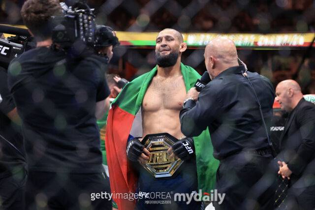 치마예프가 승리 후 UFC 챔피언 벨트를 허리에 두르고 있다. /게티이미지코리아