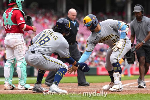 밀워키의 콘트레라스(왼쪽)가 18일 신시내티와 경기 9회초 역전 투런포를 쏘아올리고 세리머니하고 있다. /게티이미지코리아