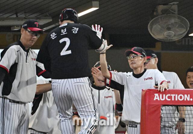 17일 오후 인천광역시 문학동 인천SSG랜더스필드에서 진행된 '2025 프로야구 KBO리그' SSG랜더스와 LG트윈스의 경기. LG 문보경이 6회초 솔로홈런을 터뜨린 뒤 염경엽 감독과 환호하고 있다./마이데일리