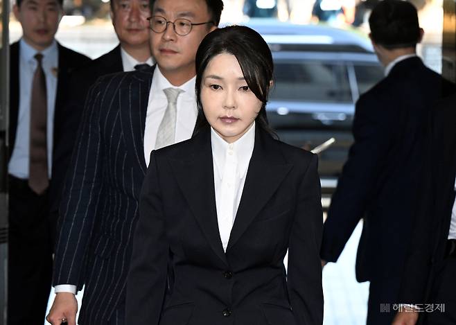 김건희 여사를 둘러싼 각종 의혹을 수사하는 민중기 특별검사팀이 18일 이른바 ‘집사 게이트’와 ‘통일교 청탁 의혹’의 핵심 인물인 김 여사와 ‘집사’로 알려진 김예성 씨, ‘건진법사’ 전성배 씨를 동시에 소환해 조사한다. 임세준 기자