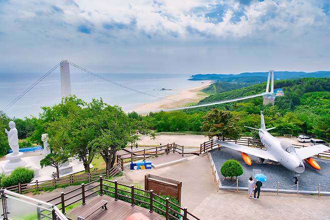 현재 고성 통일전망대 앞에는 DMZ 출렁다리가 위용을 드러내고 있다.[강원 고성군청 제공]