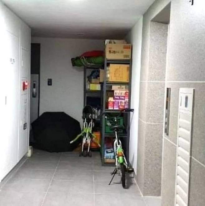 아파트 복도에 진열대를 설치한 입주민 [온라인 커뮤니티]