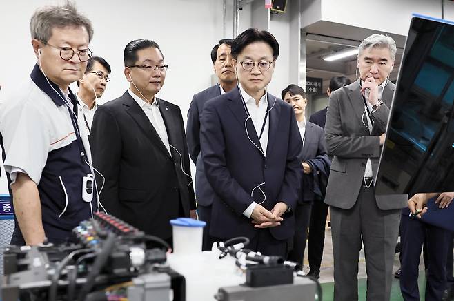 김정관 산업통상자원부 장관이 18일 충남 아산 디와이오토를 방문해 자동차 부품 제조·생산시설을 둘러보고 있다.  [산업통상자원부 제공]