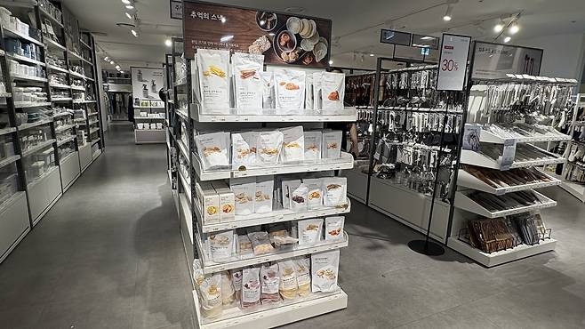자주 이마트 마포점 전면에 배치된 식품 PB. 박연수 기자