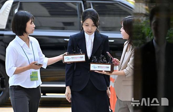 [서울=뉴시스] 사진공동취재단 = 자본시장과 금융투자업에 관한 법률 위반, 정치자금법 위반, 특정범죄 가중처벌 등에 관한 법률 위반(알선수재) 등의 혐의를 받는 윤석열 전 대통령 부인 김건희 씨가 지난 12일 오전 서울 서초구 서울중앙지법에서 열린 구속 전 피의자 심문(영장실질심사)에 출석하고 있다. 2025.08.12. photo@newsis.com