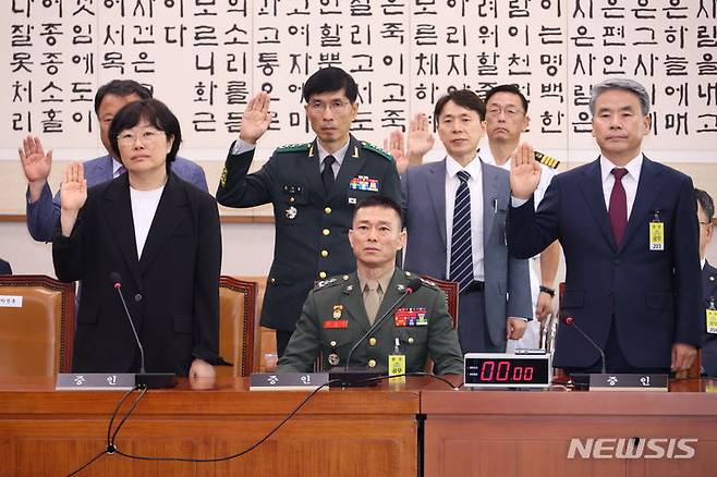 [서울=뉴시스] 고승민 기자 =  유재은 국방부 법무관리관,이종섭 전 국방부 장관이 19일 서울 여의도 국회에서 열린 제3차 법제사법위원회 윤석열 대통령 탄핵소추안 즉각 발의 요청에 관한 청원 관련 청문회에서 증인 선서를 하고 있다.  임성근(가운데) 전 해병대 1사단장은 증인선서를 거부하고 있다. 2024.07.19. kkssmm99@newsis.com