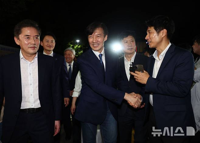 [서울=뉴시스] 배훈식 기자 = 조국 전 조국혁신당 대표가 지난 15일 오전 서울 구로구 서울남부교도소에서 광복절 특사로 출소하며 한 기자와 악수하고 있다. (공동취재) 2025.08.15. photo@newsis.com