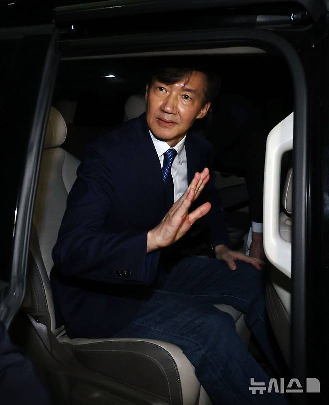 [서울=뉴시스] 배훈식 기자 = 조국 전 조국혁신당 대표가 15일 오전 서울 구로구 서울남부교도소에서 광복절 특사로 출소한 뒤 차량에 올라 지지자들을 향해 손을 들고 있다. (공동취재) 2025.08.15. photo@newsis.com