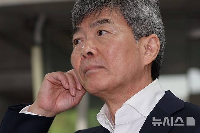 [서울=뉴시스] 권창회 기자 = 김건희 전 여사의 최측근이자 계좌를 관리한 인물로 알려진 이종호 전 블랙펄인베스트먼트 대표가 5일 오전 서울 서초구 서울중앙지법에서 열린 구속 전 피의자심문(영장실질심사)에 출석하고 있다. 2025.08.05. kch0523@newsis.com