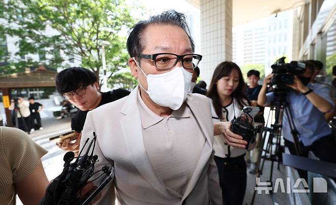 [서울=뉴시스] 배훈식 기자 = 건진법사로 불리는 전성배씨가 23일 오전 서울 양천구 서울남부지방법원에서 열린 정치자금법 위반 혐의 3차 공판에 출석하고 있다. (공동취재) 2025.06.23. photo@newsis.com