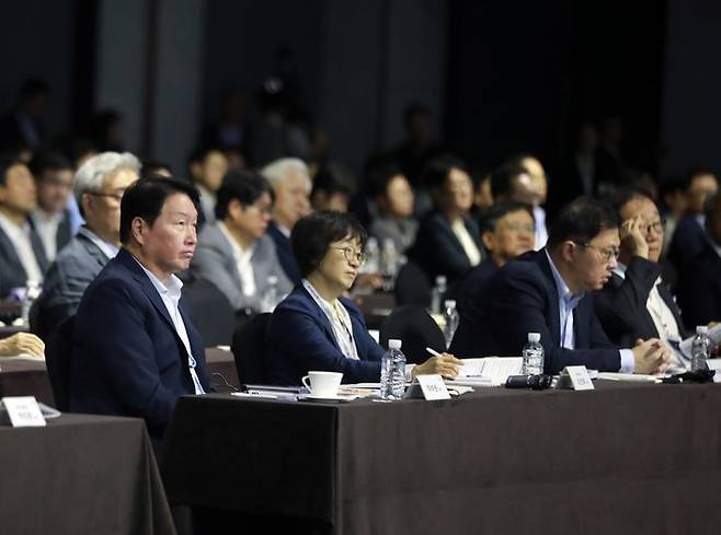 [서울=뉴시스]최태원 SK 회장이 18일 서울 광진구 워커힐 호텔에서 열린 '이천포럼 2025'에 참석하고 있다. 사진 왼쪽부터 최태원 SK 회장, 김선희 SK㈜ 이사회 의장, 최재원 SK 수석부회장, 김용학 SK텔레콤 이사회 의장. (사진=SK그룹 제공) photo@newsis.com *재판매 및 DB 금지