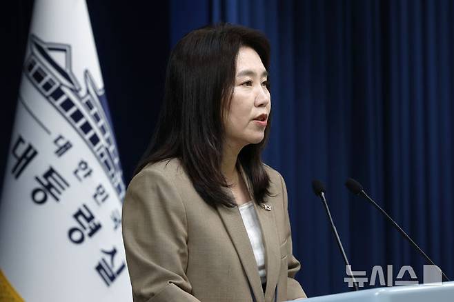 [서울=뉴시스] 최동준 기자 = 강유정 대변인이 18일 서울 용산 대통령실 청사에서 을지 국가안전보장회의 및 국무회의 관련 브리핑을 하고 있다. 2025.08.18. photocdj@newsis.com