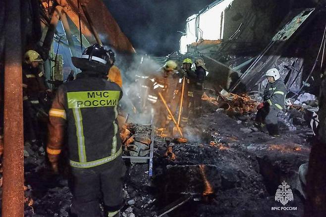 [랴잔=AP/뉴시스] 러시아 비상사태부가 제공한 사진에 16일(현지 시간) 러시아 랴잔 실로프스키 지구의 한 공장에서 소방관들이 잔불을 정리하고 있다. 현지 당국은 지난 15일 발생한 화재로 지금까지 11명이 숨지고 약 130명이 부상했다고 밝혔다. 2025.08.17.