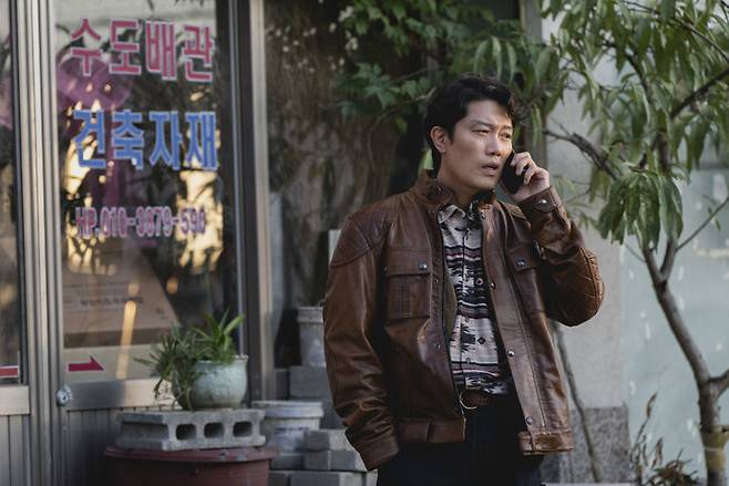 [서울=뉴시스] 박찬욱 감독의 신작 영화 '어쩔수가없다'가 스틸을 18일 공개했다. (사진=CJ ENM 제공) 2025.08.18. photo@newsis.com *재판매 및 DB 금지