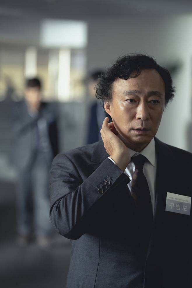 [서울=뉴시스] 박찬욱 감독의 신작 영화 '어쩔수가없다'가 스틸을 18일 공개했다. (사진=CJ ENM 제공) 2025.08.18. photo@newsis.com *재판매 및 DB 금지