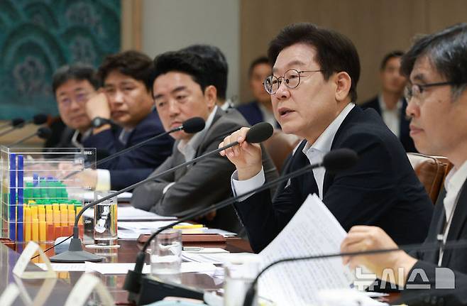 [서울=뉴시스] 이재명 대통령이 13일 서울 용산 대통령실 청사에서 열린 '나라재정 절약 간담회'에서 발언하고 있다. 2025.08.13. bjko@newsis.com