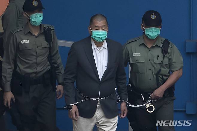 [홍콩=AP/뉴시스] ﻿﻿홍콩 대표적 반중 성향 언론 빈과일보 창업주 지미 라이에 대한 국가보안법 재판이 18일 최종 변론 절차에 들어갔다. 사진은 라이가 2020년 12월12일 교도관들의 호위 속에 법정으로 출두하는 모습. 2025.08.18