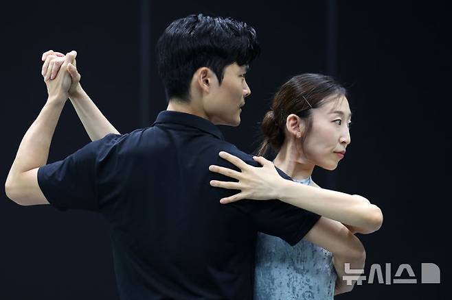 [서울=뉴시스] 박진희 기자 = 최영규(네덜란드 국립발레단 수석) 무용수와 이지영 무용수가 서울시발레단 더블 빌 '유회웅×한스 판 마넨' 기자간담회를 18일 서울 용산구 서울시발레단 연습실에서 하고 있다. 2025.08.18. pak7130@newsis.com