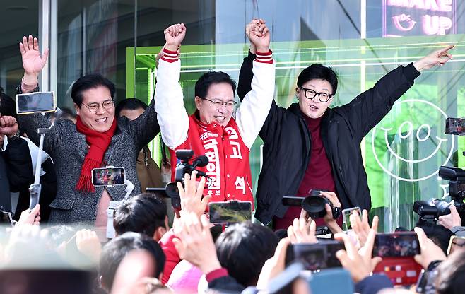 2024년 3월 8일 22대 총선에 국민의힘 후보로 출마해 한동훈 국민의힘 비상대책위원장(오른쪽)과 선거 유세에 나선 고석 변호사(가운데). (출처:연합)