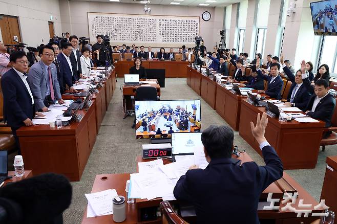 1일 서울 여의도 국회에서 열린 법제사법위원회 전체회의에서 이춘석 당시 위원장이 야당인 국민의힘 의원들이 반발하는 가운데 의사봉을 두드리고 있다. 이날 법사위는 윤석열 정부 당시 재의요구권(거부권) 행사로 불발된 방송3법(방송법·방송문화진흥회법·한국교육방송공사법)과 노란봉투법(노동조합 및 노동관계조정법 2·3조 개정안)을 여당(더불어민주당) 주도로 의결했다. 윤창원 기자