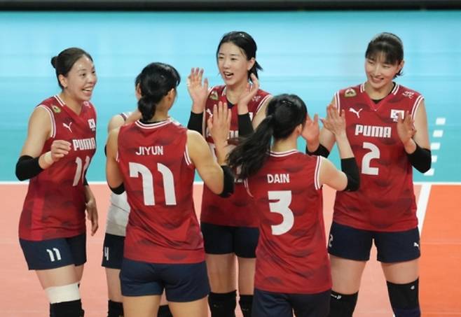 150번째 한일전, 득점 후 기뻐하는 여자배구 대표팀. 대한배구협회 제공