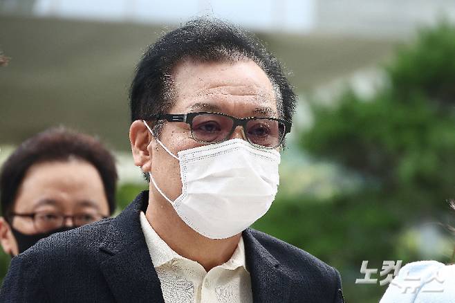 김건희 씨의 '통일교 청탁 의혹' 당사자로 알려진 건진법사 전성배 씨가 18일 오전 서울 종로구에 마련된 김건희 특검팀 사무실에 출석하고 있다. 황진환 기자