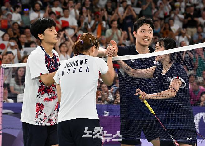 In the 2024 Paris Olympic Badminton Mixture Semifinals, Kim Won-ho (from left) -Jung Na-eun is shaking shaking with each other after pressing Seo Seung-jae and Chae Yoo-jeong to 2 to 1 (21-16, 20-22, 23-21). 2024.8.1 Paris = Olympic photo co -reporter/ss reporter Hwang Jin -hwan