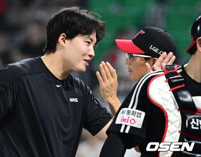 [OSEN=인천, 최규한 기자] 프로야구 LG 트윈스가 SSG 랜더스를 꺾고 후반기 8할 승률을 이어갔다.&nbsp;LG는 17일 인천 SSG랜더스필드에서 열린 2025 KBO리그 SSG와 경기에서 6-1로 승리했다. 1위 LG는 2위 한화 이글스를 1.5경기 차이로 따돌렸다.&nbsp;LG 선발투수 임찬규는 6이닝 동안 4피안타 1볼넷 4탈삼진 무실점으로 시즌 10승을 달성했다. 3년 연속 10승. 김현수가 투런, 문보경과 오스틴이 각각 솔로 홈런을 터뜨렸다.&nbsp;경기를 마치고 승리투수 LG 임찬규가 염경엽 감독과 인사를 나누고 있다. 2025.08.17 / dreamer@osen.co.kr