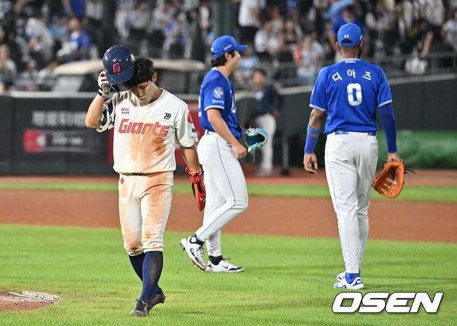 [OSEN=부산, 이석우 기자] 17일 부산 사직야구장에서 2025 신한 SOL 뱅크 KBO 리그 롯데 자이언츠와 삼성 라이온즈의 경기가 열렸다. 홈팀 롯데는 감보아가, 방문팀 삼성은 이승현이 선발 출전했다.롯데 자이언츠 황성빈이 연장 11회말 1사 1,2루 박찬형의 유격수 직선타로 병살 당하고 아쉬워하고 있다. 2025.08.17 / foto0307@osen.co.kr