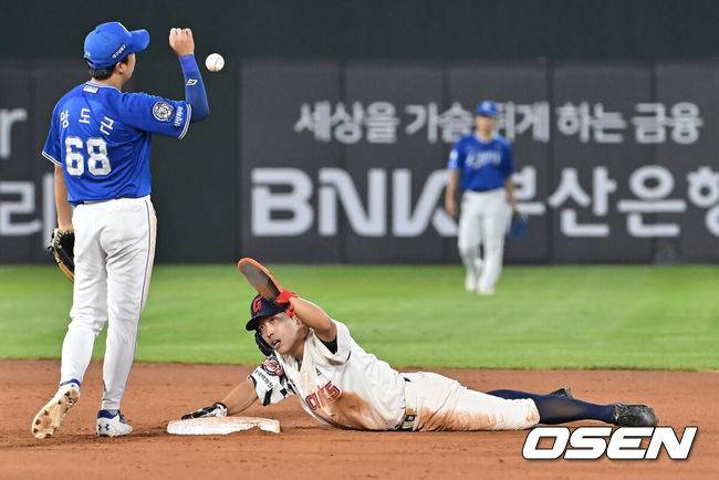 [OSEN=부산, 이석우 기자] 17일 부산 사직야구장에서 2025 신한 SOL 뱅크 KBO 리그 롯데 자이언츠와 삼성 라이온즈의 경기가 열렸다. 홈팀 롯데는 감보아가, 방문팀 삼성은 이승현이 선발 출전했다.롯데 자이언츠 황성빈이 연장 11회말 1사 윤동희 타석때 2루 도루 성공하고 있다. 2025.08.17 / foto0307@osen.co.kr