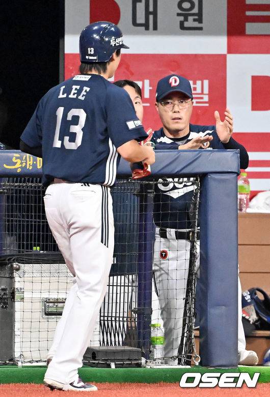 [OSEN=고척, 민경훈 기자] 9일 오후 서울 고척스카이돔에서 ‘2025 신한 SOL Bank KBO리그’ 키움 히어로즈와 두산 베어스의 경기가 열렸다.키움은 메르세데스, 두산은 최민석을 선발로 내세웠다.7회초 2사 주자 1루 두산 양의지가 중견수 뒤 1타점 적시 2루타때 홈을 밟은 이유찬이 덕아웃에서 조성환 감독 대행과 하이파이브를 하고 있다. 2025.08.09 / rumi@osen.co.kr