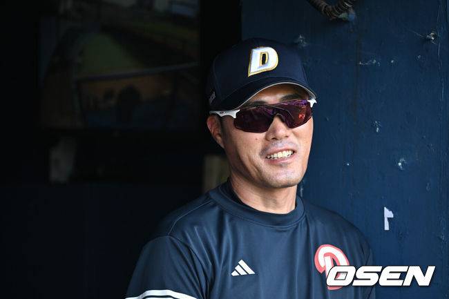 [OSEN=잠실, 조은정 기자]23일 오후 서울 잠실야구장에서 2025 신한 SOL Bank KBO리그 두산 베어스와 한화 이글스의 경기가 열린다.이날 두산은 최민석, 한화는 황준서를 선발로 내세웠다.두산 조성환 감독대행이 선수단 훈련을 지켜보고 있다. 2025.07.23 /cej@osen.co.kr