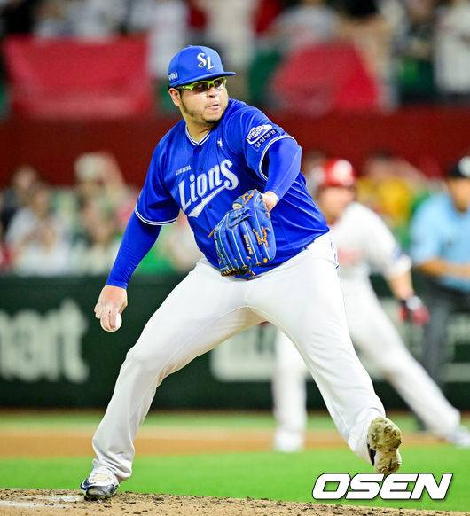 [OSEN=문학, 박준형 기자] 7일 오후 인천 문학 SSG랜더스필드에서 ‘2025 신한 SOL BANK KBO리그’ SSG 랜더스와 삼성 라이온즈의 경기가 진행됐다.이날 SSG은 김광현을, 삼성은 후라도를 선발투수로 내세웠다.7회말 삼성 후라도 선발투수가 역투하고 있다   2025.08.07 / soul1014@osen.co.kr