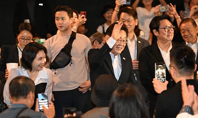 이재명 대통령과 김혜경 여사가 17일 서울 용산구 CGV에서 영화 '독립군:끝나지 않은 전쟁'을 관람 하기 위해 상영관에 입장하고 있다. 이 대통령은 광복 80주년을 기념해 SNS를 통해 함께 관람을 원하는 국민 신청을 받아 동반 관람했다. 뉴시스
