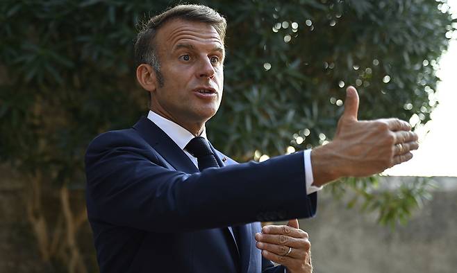 17일(현지시간)&nbsp;에마뉘엘 마크롱 프랑스 대통령이 유럽 지도자들과의 화상 회의 후 취재진에 결과를 설명하고 있다. AP연합뉴스