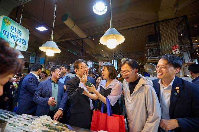 이재명 대통령과 김혜경 여사가 17일 서울 은평구 연서시장을 방문했다. 대통령실 제공
