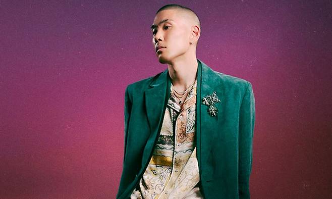 넷플릭스 애니메이션 영화 ‘케이팝 데몬 헌터스’의 오리지널 사운드트랙(OST) 작업에 참여한 프로듀서 빈스가 18일 디지털 싱글 ‘차차차’를 발매하며 오랜만에 가수로 돌아왔다. ‘더 드라이브’ 이후 약 2년 만의 컴백이다.&nbsp;더블랙레이블 제공