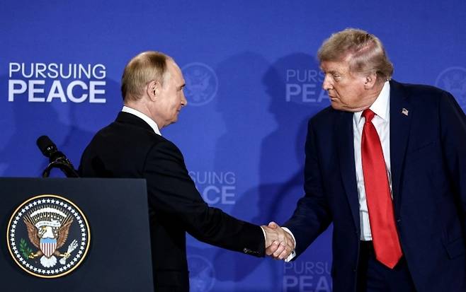 도널드 트럼프(오른쪽) 미국 대통령과 블라디미르 푸틴 러시아 대통령이 15일(현지시간) 알래스카 앵커리지의 엘멘도프 리처드슨 합동기지에서 공동 기자회견을 갖고 악수하고 있다. TASS 연합뉴스