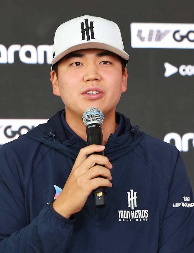 질문에 답하는 장유빈 - 질문에 답하는 장유빈     (인천=연합뉴스) 임순석 기자 = LIV 골프 코리아 경기를 앞두고 30일 인천 송도 잭 니클라우스 골프클럽 코리아에서 열린 ‘아이언 헤드’팀 기자회견에서 장유빈이 취재진 질문에 답하고 있다. 2025.4.30     soonseok02@yna.co.kr (끝)   <저작권자(c) 연합뉴스, 무단 전재-재배포, AI 학습 및 활용 금지>